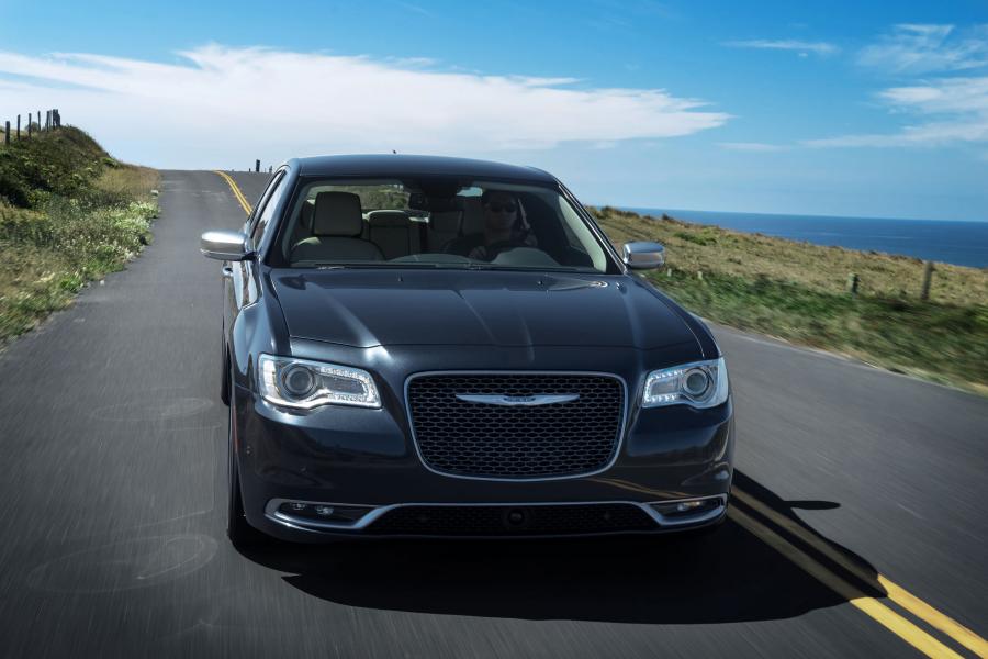  Chrysler 300C Platinum 2015 года  (фото 36 из 47)